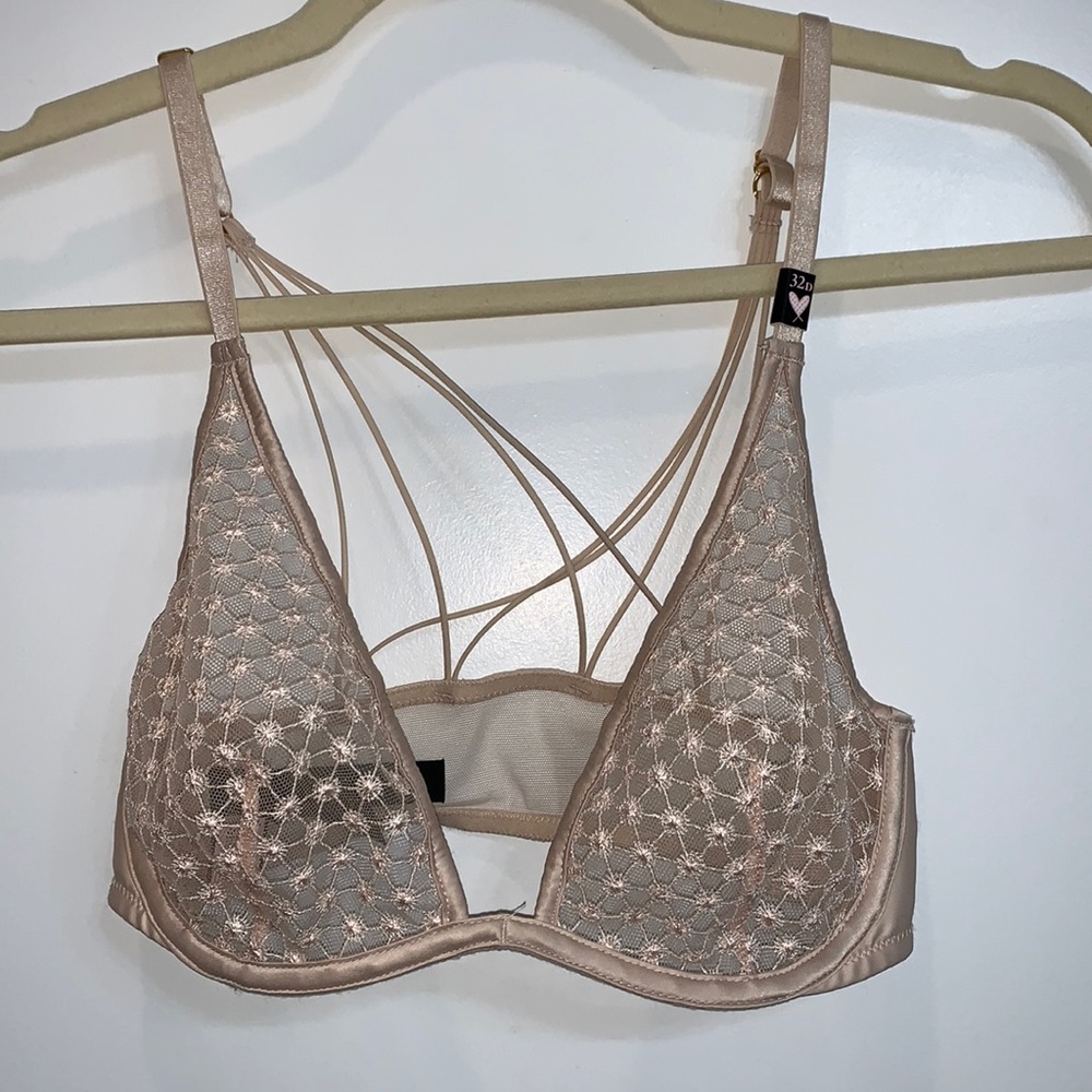 New Victoria Secret unlined plunge bra size 32D